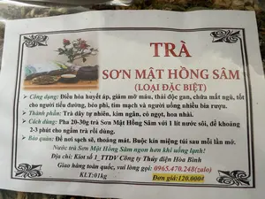 TRÀ。SƠN MẬT HỒNG SÂM。(LOẠI ĐẶC BIỆT)。Công dụng: Điều hòa huyết áp, giảm mỡ máu, thải độc gan, chữa mất ngủ, tốt cho người tiểu đường, béo phì, tim mạch và người uống nhiều bia rượu.。Thành phần: Trà dây tự nhiên, kim ngân, cỏ ngọt, hoa nhài.。Cách dùng: Pha 20-30g trà Sơn Mật Hồng Sâm với 1 lít nước sôi, để khoảng 2-3 phút cho ngấm trà rồi dùng.。Bảo quản: Để nơi sạch sẽ, thoáng mát. Buộc kín miệng túi sau mỗi lần mở.。Nước trà Sơn Mật Hồng Sâm ngon hơn khi uống lạnh。Địa chỉ: Kiot số 1_TTDV Công ty Thủy điện Hòa Bình。Giao hàng toàn quốc, vui lòng gọi: 0965.470.248(zalo)。KLT:01kg。Đơn giá: 120.000đ。（日本語訳）。お茶。ソンマット・ホンサム茶。（特別品）。効能：血圧調整、血中脂肪の減少、肝臓の解毒、不眠症の改善、糖尿病、肥満、心臓血管疾患の方、及びビールやお酒を多く飲む方に良い。成分：天然チャーザイ、スイカズラ、ステビア、ジャスミン。飲み方：ソンマット・ホンサム茶20～30gを1リットルの熱湯で淹れ、2～3分ほど蒸らしてからお召し上がりください。保存方法：清潔で涼しい場所に保管してください。開封後は毎回袋の口をしっかりと閉じてください。ソンマット・ホンサム茶は冷やして飲むとより美味しくなります。住所：ホアビン水力発電会社サービスセンター_キオスク1号。全国配送、お電話ください：0965.470.248(zalo)。正味重量：01kg。単価：120,000ドン