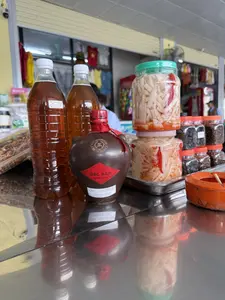 Mật Ong Hoa Rừng Gia: 280.000đ RƯỢU ĐỒ MƯỜNG ĐỊNH ĐẶC SẢN HÒA BÌNH NẾP HƯƠNG MEN LÁ CỔ TRUYỀN RƯỢU ĐẶC SẢN HÒA BÌNH Rượu đồ từ 100% nếp nương men lá cổ truyền. Sản phẩm phục vụ hội chợ triển lãm du lịch sắc văn hóa Mường Hòa Bình toàn quốc năm 2008. Cơ sở sản xuất Rượu đồ Mường Định Phú Lại - Yên Thủy - Hòa Bình ĐT: 02183.864.504 - 0915.275.108。（日本語訳）。森の花の蜂蜜 価格: 280,000ドン ムオン・ディン蒸留酒 ホアビン省特産 伝統的な葉の酵母を使った香りもち米 ホアビン省特産酒 伝統的な葉の酵母を使った100%山岳もち米から蒸留したお酒。2008年全国ホアビン・ムオン文化色彩観光展示会で提供された製品。製造元 ムオン・ディン蒸留酒 フーライ - イェントゥイ - ホアビン 電話: 02183.864.504 - 0915.275.108