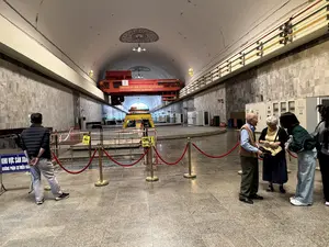 KHU VỰC SẢN XUẤT KHÔNG PHẬN SỰ MIỄN VÀO AN TOÀN ĐỂ SẢN XUẤT, SẢN XUẤT PHẢI ĐẢM BẢO AN TOÀN CHẤP HÀNH QUY TRÌNH, BIỆN PHÁP LÀM VIỆC AN TOÀN LÀ NGHĨA VỤ CỦA MỌI NGƯỜI H-1 CHÚ Ý HỐ SÂU NGUY HIỂM CHÚ Ý。NẮP HỐ。（日本語訳）。生産エリア 関係者以外立入禁止 生産のための安全、生産は安全を確保しなければならない 安全作業の手順、対策を遵守することは、全員の義務です H-1 注意 深い穴 危険 注意。穴の蓋