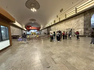 KHU VỰC SẢN XUẤT。KHÔNG PHẬN SỰ MIỄN VÀO。CHẤP HÀNH QUY TRÌNH, BIỆN PHÁP LÀM VIỆC AN TOÀN。CHÚ Ý。NẮP HỐ MỞ。（日本語訳）。製造エリア。関係者以外立入禁止。安全な作業手順・方法を遵守すること。注意。ピットの蓋 開放