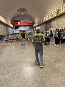 AN TOÀN ĐỂ SẢN XUẤT, SẢN XUẤT PHẢI ĐẢM BẢO AN TOÀN。CHẤP HÀNH QUY TRÌNH, BIỆN PHÁP LÀM VIỆC AN TOÀN LÀ NGHĨA VỤ CỦA MỌI NGƯỜI。KHU VỰC SẢN XUẤT。KHÔNG PHẬN SỰ MIỄN VÀO。CẤM LẠI GẦN。CÓ ĐIỆN NGUY HIỂM。CHÚ Ý。NẮP HỐ MỞ。（日本語訳）。安全に生産、生産は安全確保。安全な作業手順・方法の遵守は、全員の義務です。生産区域。関係者以外立入禁止。接近禁止。感電の危険。注意。開口部注意