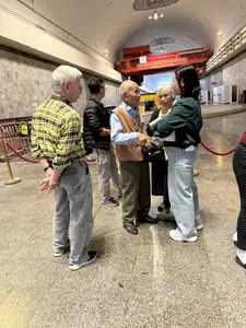 CHÚ Ý。HỐ SÂU。NGUY HIỂM。AN TOÀN ĐỂ SẢN XUẤT, SẢN XUẤT PHẢI ĐẢM BẢO AN TOÀN。CHẤP HÀNH QUY TRÌNH, BIỆN PHÁP LÀM VIỆC AN TOÀN LÀ NGHĨA VỤ CỦA MỌI NGƯỜI。H-1。（日本語訳）。注意。深い穴。危険。生産のための安全、生産は安全を確保しなければならない。安全な作業手順・措置を遵守することは、全員の義務です。H-1