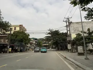 GIẢM BÁN。GIẢI KHÁT。TRÀ ĐÁ。BIA ƯỚP LẠNH。Giá Bình Dân。SIM - THẺ。COMPLE VESTON。Váy Đầm。Thời Trang。CHUYÊN SỬA CHỮA。XE MÁY - XE ĐIỆN。SỬA CHỮA。XE MÁY。RỬA XE。Cô bé Su。BÁNH CUỐN。ĐỔ RÁC Ở ĐÂY PHẠT 500.000đ。NAMI TƠI。BÁN ĐẤT。（日本語訳）。セール。お飲み物。アイスティー。冷えたビール。庶民価格。SIM・カード。スーツ。ワンピース・ドレス。ファッション。修理専門。バイク・電動バイク。修理。バイク。洗車。スーちゃん。バインクオン。ここにゴミを捨てると500,000ドンの罰金。ナミ・トイ。土地売ります