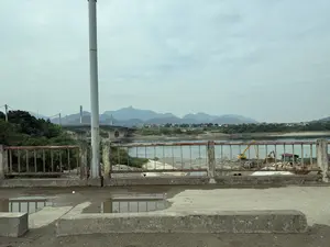 Sông Đà và Cầu Hòa Bình（ダー川とホアビン橋）