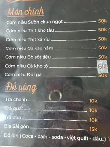 Món chính。Cơm niêu Sườn chua ngọt 50k。Cơm niêu Thịt kho tàu 50k。Cơm niêu Thịt xá xíu 50k。Cơm niêu Gà xào nấm 50k。Cơm niêu Bò sốt tiêu 50k。Cơm niêu Cá kho tộ 60k。Cơm niêu Đùi gà 50k。Đồ uống。Trà chanh 10k。Trà quất 10k。Trà đào 10k。Bia Sài gòn 15k。Đồ lon ( Coca - cam - soda - việt quất - dâu..) 15k。（日本語訳）。メインディッシュ。土鍋ご飯 甘酢スペアリブ 50k。土鍋ご飯 豚の角煮 50k。土鍋ご飯 チャーシュー 50k。土鍋ご飯 鶏肉とキノコの炒め物 50k。土鍋ご飯 牛肉のペッパーソース 50k。土鍋ご飯 魚の土鍋煮込み 60k。土鍋ご飯 鶏もも肉 50k。お飲み物。レモンティー 10k。キンカンティー 10k。ピーチティー 10k。サイゴンビール 15k。缶飲料（コーラ - オレンジ - ソーダ - ブルーベリー - イチゴ..） 15k