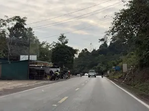 XUỐNG DỐC LIÊN TỤC CẤM 83。（日本語訳）。連続下り坂 禁止 83