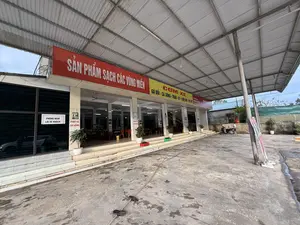 SẢN PHẨM SẠCH CÁC VÙNG MIỀN。CƠM XE。GÀ ĐỒI - CÁ SÔNG - TRÂU - BÒ - LỢN BẢN - DÊ NÚI。Trạm dừng nghỉ ĐÈO ĐÁ TRẮNG。KING COFFEE。PHÒNG NGHỈ LÁI XE KHÁCH。PHỤC VỤ ĂN UỐNG。VỆ SINH。THỰC PHẨM。HOA QUẢ。（日本語訳）。各地方のクリーンな産品。ドライバー食堂。地鶏 - 川魚 - 水牛 - 牛 - 地豚 - 山羊。デオ・ダ・チャン峠 休憩所。KING COFFEE。バス運転手用休憩室。お食事・お飲み物。トイレ。食品。果物