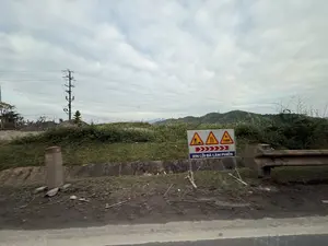 ĐI CHẬM。XIN LỖI ĐÃ LÀM PHIỀN。（日本語訳）。徐行。ご迷惑をおかけします