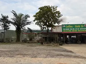 Coffee - Sinh Tố。TRÀ CHANH - TRÀ SỮA - MỲ CAY - ĐỒ ĂN VẶT。PHỤC VỤ ĂN UỐNG - DỪNG NGHỈ - CƠM LẨU BÌNH DÂN。ĐC: ĐÈO ĐÁ TRÁNG - PHÚ CƯỜNG - TÂN LẠC - HÒA BÌNH * ĐT: 0964 330 951 - 0357 167。Phong。（日本語訳）。コーヒー - スムージー。レモンティー - ミルクティー - 辛い麺 - スナック。飲食サービス - 休憩 - 大衆食堂の定食・鍋。住所：ホアビン省タンラック県フークオン社ダチャン峠 * 電話番号：0964 330 951 - 0357 167。フォン