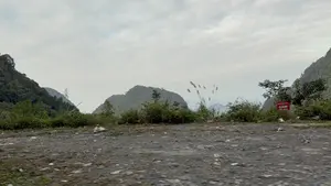 CẤM ĐỔ RÁC。（日本語訳）。ゴミ捨て禁止