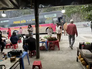 PHONG HIỀN DCAR VIP HOTLINE: 0981 468 559 Tổng đài đặt vé 0973 246 339 THACO 8-004.69 KHAI TRƯƠNG TUYẾN MỚI VẬN TẢI HÀNH KHÁCH SƠN LA - HÒA BÌNH。（日本語訳）。フォンヒエン DCAR VIP ホットライン: 0981 468 559 チケット予約用電話番号 0973 246 339 THACO 8-004.69 新路線開設 旅客輸送 ソンラ - ホアビン