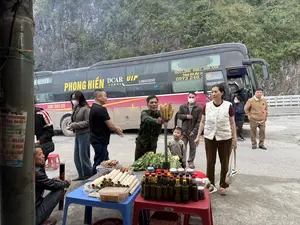 PHONG HIỀN。DCAR VIP。LIMOUSINE。HOTLINE: 0981 468 559。Tổng đài đặt vé。0973 246 369。26B-004.69。LÁI XE AN TOÀN。HẢI TRƯƠNG。TUYẾN MỚI。CAO CẤP。HÀNH KHÁCH。HÀNG HÓA。HÒA BÌNH。ĐÀ NẴNG。LÀO CAI SAPA。145 146。（日本語訳）。フォン・ヒエン。DCAR VIP。リムジン。ホットライン: 0981 468 559。チケット予約コールセンター。0973 246 369。26B-004.69。安全運転。ハイ・チュオン。新規路線。高級。乗客。貨物。ホアビン。ダナン。ラオカイ サパ。145 146