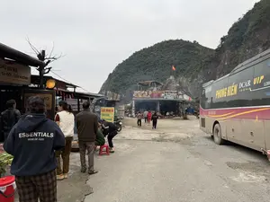 CHÚ BƯNG - GÀ ĐỒI - LỢN NƯỚNG Địa chỉ: Xóm Lăm Lưa, xã Mường Bi, T. Phú Thọ Người dưới 18 tuổi không được uống rượu, bia Leyla 0388 073 274 ĐÈO ĐÁ TRẮNG KÍNH CHÀO QUÝ KHÁCH CAFE MANG ĐI TRÀ SỮA TRÀ CHANH TẠI ĐÂY CÓ NHÀ VỆ SINH 3K / LẦN THỰC PHẨM TRƯỜNG GIANG ĐIỂM BÁN QUÀ BIẾU TẶNG CÀ PHÊ HƯNG Cà phê bột rang xay nguyên chất Không tẩm ướp Không hoá chất 0979 232 083 - 0986 505 991 Cổng Trời Homestay KHU DU LỊCH ĐÈO ĐÁ TRẮNG HÒA BÌNH PHONG HIỀN DCAR VIP LIMO 26B-004.69。（日本語訳）。ブンおじさん - 地鶏 - 焼き豚 住所：ラムルア村、ムオンビ社、フート省 18歳未満の方はお酒、ビールを飲んではいけません レイラ 0388 073 274 白石峠 お客様を歓迎いたします テイクアウトコーヒー ミルクティー レモンティー こちらにトイレあり 1回3000ドン チュオンザン食品 贈答品販売店 フンコーヒー 純粋な焙煎挽きコーヒー粉 無調味 無化学物質 0979 232 083 - 0986 505 991 コントロイ・ホームステイ ホアビン白石峠観光地区 フォンヒエン DCAR VIPリムジン 26B-004.69