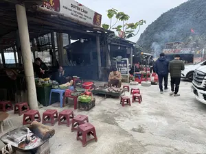 BIA SAIGON。DUYÊN CÀNH。CƠM LAM - THỊT NƯỚNG - TRỨNG LUỘC。GÀ LUỘC - NGÔ LUỘC。Điện thoại: 0967 103 001。TẠI ĐÂY CÓ NHÀ VỆ SINH WC。TẠI ĐÂY CÓ NHÀ ĂN。HỒNG。MANG。THỰC PHẨM TRƯỜNG GIANG。CÀ PHÊ HƯNG。ĐIỂM BÁN VÀ MUA MĂNG LẠNH。（日本語訳）。サイゴンビール。ズエン・カイン。コムラム - 焼き肉 - ゆで卵。茹で鶏 - 茹でトウモロコシ。電話: 0967 103 001。ここにトイレWCがあります。ここに食堂があります。ホン。マン。チュオン・ザン食品。フン・コーヒー。冷凍タケノコ販売・買取所