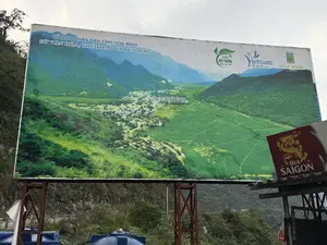 UỶ BAN NHÂN DÂN TỈNH HÒA BÌNH。SỞ VĂN HÓA, THỂ THAO VÀ DU LỊCH。VÌ MỘT MÔI TRƯỜNG XANH - SẠCH - ĐẸP。Vietnam Vẻ đẹp bất tận。HOA BINH。BIA SAIGON。（日本語訳）。ホアビン省人民委員会。文化・スポーツ・観光局。緑豊かで清潔、美しい環境のために。ベトナム 果てしない美しさ。ホアビン。サイゴンビール