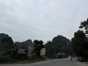 GARA Ô TÔ HOÀNG ANH。TRƯƠNG TUYẾT。LỐP CÁC LOẠI。CỨU HỘ LỐP 24/24。ÉP VỎ Ô TÔ THỦY LỰC。SÁT VÁN MÁ - SỬA CHỮA。（日本語訳）。ホアン・アイン自動車整備工場。チュオン・トゥエット。各種タイヤ。24時間タイヤレスキュー。油圧式自動車タイヤプレス。加硫 - 修理