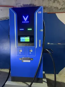 VINFAST Tiếng Việt Đầu sạc A Chỉ dẫn Đầu sạc B Sẵn sàng。（日本語訳）。VINFAST ベトナム語 充電コネクタA 指示 充電コネクタB 準備完了