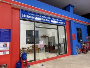 CỬA HÀNG KIỂU MẪU 4 TIÊU CHUẨN。SỐ LƯỢNG ĐỦ - CHẤT LƯỢNG ĐÚNG - GIÁ CẢ ĐÚNG - PHỤC VỤ TỐT。CÔNG TY CỔ PHẦN XĂNG DẦU DẦU KHÍ NINH BÌNH。CỬA HÀNG XĂNG DẦU SỐ 15。NỘI QUY CỬA HÀNG XĂNG DẦU。A. ĐỐI VỚI KHÁCH HÀNG:。1. Không hút thuốc lá, tắt động cơ xe, không sử dụng điện thoại di động.。2. Không gây trở ngại cho nhân viên bán hàng đang thừa hành nhiệm vụ.。3. Có trách nhiệm hợp tác với CHXD nhằm đảm bảo an toàn tính mạng, tài sản của khách hàng và của CHXD.。4. Không phóng nhanh, vượt ẩu và thể hiện nếp sống văn minh tại CHXD.。B. ĐỐI VỚI NHÂN VIÊN BÁN HÀNG:。1. Nhắc nhở khách hàng thực hiện các quy định an toàn, vệ sinh môi trường, phòng chống cháy nổ.。2. Thực hiện nghiêm túc các quy định, quy chế PCCC, quy trình nhập xuất xăng dầu đảm bảo an toàn tuyệt đối cho các hoạt động của cửa hàng.。3. Khi vận hành cột bơm, thiết bị xăng dầu phải thao tác đúng yêu cầu kỹ thuật và các nội quy về an toàn lao động.。4. Trực tiếp bán hàng cho khách đúng giá, chất lượng, số lượng, chủng loại.。5. Ứng xử văn minh thương mại đối với khách hàng, phù hợp với "VĂN HÓA PETROVIETNAM".。6. Chấp hành đúng thời gian làm việc, vệ sinh sạch sẽ khu vực làm việc trước, trong và khi giao ca / hết giờ làm.。7. Nghiêm túc thực hiện các nội quy, quy định, quy trình quản lý của Công ty, Tổng công ty liên quan đến CHXD.。8. Tuân thủ nội quy lao động của Tổng công ty, thực hiện nghiêm túc bảng phân công ca trực của Cửa hàng trưởng.。9. Thực hiện nghiêm túc Quy định trang bị bảo hộ lao động của Công ty trong khi làm việc.。10. Trước và sau mỗi ca làm việc phải kiểm tra tình trạng kỹ thuật an toàn của các thiết bị, dụng cụ xăng dầu, kiểm tra các dụng cụ, phương tiện PCCC.。GIÁM ĐỐC。(đã ký)。PVOIL 4U。ỨNG DỤNG MUA XĂNG DẦU DÀNH CHO KHÁCH HÀNG CÁ NHÂN。CHO TẶNG PHIẾU XĂNG DẦU THẬT DỄ DÀNG VÀ CHỦ ĐỘNG。ĐỔ XĂNG TRƯỚC-TRẢ TIỀN SAU。NGÂN HÀNG CẤP TÍN DỤNG MUA XĂNG DẦU。Cần đổ xăng thì PVOIL liền。Tiền thì có thể trả sau。Ví Trả Sau trên MoMo。CẤM LỬA。NO FIRE。DỤNG THIẾT BỊ PCCC。MỜI QUÝ KHÁCH。SỐ LƯỢNG。CÔNG TY CỔ PHẦN XĂNG DẦU DẦU KHÍ NINH BÌNH。080 01 01 080。Vina。Aquaroma。STANDA。（日本語訳）。4つの基準のモデル店舗。十分な数量 - 正しい品質 - 正しい価格 - 良いサービス。ニンビン石油ガス株式会社。ガソリンスタンド15号店。ガソリンスタンド内規。A. お客様へ：。1. 禁煙、エンジン停止、携帯電話の使用禁止。2. 業務中の販売員の妨げにならないようにしてください。3. お客様とガソリンスタンドの生命・財産の安全を確保するため、ガソリンスタンドにご協力いただく責任があります。4. ガソリンスタンド内では、スピードの出し過ぎや無謀な追い越しをせず、文化的な生活様式を示してください。B. 販売員へ：。1. お客様に安全、環境衛生、防火・防爆に関する規定の遵守を促すこと。2. 店舗の活動の絶対的な安全を確保するため、防火・防爆（PCCC）の規定・規則、ガソリンの入出荷プロセスを厳格に実施すること。3. 給油ポンプや石油設備を操作する際は、技術要件と労働安全に関する内規に従って正しく操作すること。4. お客様に正しい価格、品質、数量、種類で直接販売すること。5. 「ペトロベトナム文化」に沿って、お客様に対し文化的な商業態度で接すること。6. 勤務時間を遵守し、勤務前、勤務中、およびシフト交代時/勤務終了時に作業エリアを清潔に保つこと。7. ガソリンスタンドに関連する会社、総公社の内規、規定、管理プロセスを厳格に実施すること。8. 総公社の労働内規を遵守し、店長のシフト割り当て表を厳格に実施すること。9. 勤務中は、会社の労働保護具着用規定を厳格に実施すること。10. 各勤務シフトの前後には、石油設備・器具の安全技術状態、および防火・防爆（PCCC）の器具・手段を点検すること。社長。（署名済み）。PVOIL 4U。個人顧客向けガソリン購入アプリ。ガソリン券の贈答がとても簡単かつ主体的に。先に給油、後で支払い。銀行がガソリン購入のクレジットを供与。給油が必要なら、すぐにPVOIL。お支払いは後でできます。MoMoの後払いウォレット。火気厳禁。NO FIRE。消火設備を使用。いらっしゃいませ。数量。ニンビン石油ガス株式会社。080 01 01 080。Vina。Aquaroma。STANDA