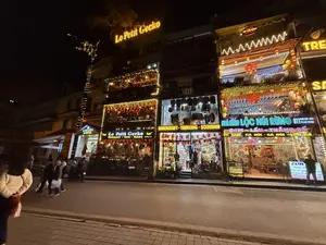 HƯƠNG QUỲNH。NHÀ HÀNG LỘC NÚI RỪNG。011 XUÂN VIÊN TẦNG 2。NHÀ HÀNG LỘC NÚI RỪNG。011 XUÂN VIÊN - SAPA。0367 385 926。CƠM - LẨU - THẮNG CỐ。CÁ TẦM - CÁ HỒI - GÀ ĐỒI - LỢN BẢN。CƠM。Nhiều Món。LẨU CÁ TẦM - CÁ HỒI。GÀ ĐEN NỔ MUỐI。KHẨU NHỤC。011 XUÂN VIÊN, SAPA。NGỰA。MÈN。（日本語訳）。フオン・クイン。山と森の恵みレストラン。スアンヴィエン通り011番地 2階。山と森の恵みレストラン。スアンヴィエン通り011番地 - サパ。0367 385 926。ご飯 - 鍋 - タンコー（馬肉の煮込み）。チョウザメ - サーモン - 地鶏 - 地元の豚。ご飯。多くの料理。チョウザメとサーモンの鍋。黒鶏の塩釜焼き。カウニュック（豚バラ肉の煮込み）。スアンヴィエン通り011番地、サパ。馬。メンメン（トウモロコシ料理）