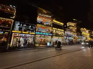 07 Xuân Viên. HANDICRAFT - TREKKING - SOUVENIR. NHÀ HÀNG LỘC NÚI RỪNG. 011 CẦU MÂY SAPA. CƠM - LẨU - THẮNG CỐ. CÁ TẦM - CÁ HỒI - GÀ ĐỒI - LỢN BẢN. TREKKING SHOP. SAPA SOUVENIR. Ở ĐÂU RẺ NHẤT - Ở ĐÂY RẺ HƠN. Handicraft-Trekking. BACKPACK. GLOVES-SOCKS. SHOES. CƠM Nhiều Món. LẨU CÁ TẦM - CÁ HỒI. GÀ ĐEN NÓ MỊ. KHẨU NHỤC. NGU MET TOP. THẮNG CỐ. CÁ TẦM. BAKERY. Fast Food - Milk Tea. TÂY BẮC.。（日本語訳）。07 スアンヴィエン。ハンドクラフト - トレッキング - スーベニア。ロック・ヌイ・ルン レストラン。011 カウメイ サパ。ご飯 - 鍋 - タンコー。チョウザメ - サーモン - 地鶏 - 地元の豚。トレッキングショップ。サパ スーベニア。どこよりも安い - ここはもっと安い。ハンドクラフト-トレッキング。バックパック。手袋-靴下。靴。セットメニュー。チョウザメ鍋 - サーモン鍋。黒鶏のノーミー。カウニュック。グー・メット・トップ。タンコー。チョウザメ。ベーカリー。ファストフード - ミルクティー。西北。