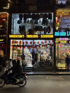 Xuân Viên。NHÀ HÀNG。CƠM。CÁ TẦM。TUYỂN NHÂN VIÊN。LH: 036 738 9926。0388 670 663。（日本語訳）。スアンヴィエン。レストラン。ご飯。チョウザメ。スタッフ募集。連絡先: 036 738 9926。0388 670 663