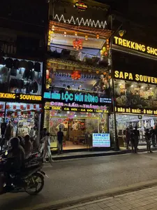 LỘC NÚI RỪNG / THẮNG CỐ / SAPA SOUVENIR（レストラン「ロクヌイフン」、郷土料理「タンスコ」、サパスーベニアの看板 / サパ市街）