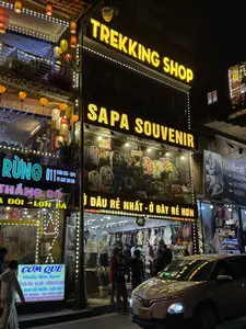 RỪNG 011 XUÂN VIÊN - SAPA ĐT: 0367 389 926 THẮNG CỐ GÀ ĐỒI - LỢN BẢN Ở ĐÂU RẺ NHẤT - Ở ĐÂY RẺ HƠN 013 XUÂN VIÊN ĐT: 033 636 7789 - 0971 761 788 CƠM QUÊ Nhiều Món Ngon LẨU CÁ TẦM - CÁ HỒI - THẮNG CỐ NGỰA LỢN ĐEN NỔ MUỐI - LỢN MẸT TRÂU NHÚNG - PA PỈNH TỘP 01N XUÂN VIÊN, SAPA ĐT: 0325 813 688 - 0384 066 21。（日本語訳）。RỪNG 011 XUÂN VIÊN - SAPA 電話: 0367 389 926 タンコー 地鶏 - 地豚 どこが一番安いか - ここはもっと安い 013 XUÂN VIÊN 電話: 033 636 7789 - 0971 761 788 田舎ごはん 美味しい料理がたくさん チョウザメ鍋 - サーモン鍋 - 馬のタンコー 黒豚の塩釜焼き - 豚肉の盛り合わせ（メット） 水牛肉のしゃぶしゃぶ - パピンロップ 01N XUÂN VIÊN, SAPA 電話: 0325 813 688 - 0384 066 21