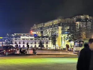 Hotel Sapa Square. Sky LOUNGE. PHAN XUAN HOAN.。（日本語訳）。サパ・スクエア・ホテル。スカイラウンジ。ファン・スアン・ホアン。