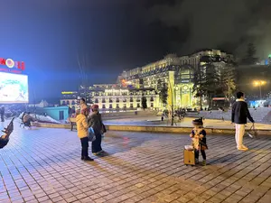 SUN WORLD FANSIPAN LEGEND。SAPA CENTRE HOTEL。Sky LOUNGE。Hotel Sapa Square。SUN PLAZA。GA CÁP TREO FANSIPAN。（日本語訳）。サンワールド・ファンシーパン・レジェンド。サパ・センター・ホテル。スカイラウンジ。ホテル・サパ・スクエア。サンプラザ。ファンシーパン・ロープウェイ駅