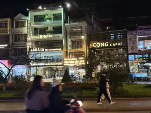 ANG PHỤC LAIKA SAPA Trạm Yêu Thương Vùng Cao THIẾT KẾ - THI CÔNG KIẾN TRÚC & NỘI THẤT Thị Nga Sapa ĐẶC SẢN TÂY BẮC thịt trâu - cá hồi - lợn bản - thắng cố - rượu ngô - mèn mén CÁC LOẠI HÀNG BẾP CỘNG CÀPHÊ ĐÃ QUÁ PEPSI ƠI。BÚN BÒ HUẾ CƠM SƯỜN CƠM GÀ BÚN BÒ CƠ SỞ 1 CƠ SỞ 2: 298 AN D BÚN ĐỎ HUẾ。（日本語訳）。アン・フック・ライカ・サパ。高地の愛のステーション。建築＆インテリアの設計・施工。ティ・ガ・サパ。西北地方の特産品。水牛の肉 - サーモン - 村の豚肉 - タンコー - トウモロコシ酒 - メンメン。各種商品。ベップ・コン・カフェ。ペプシ、最高。ブンボーフエ。コムスオン。コムガー。ブンボー。1号店。2号店: 298 AN D。フエの赤いブン