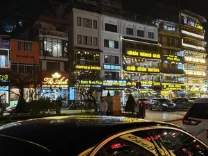 The Anh COFFEE & BISTRO / LẨU NẤM THẮNG CỐ CÁ HỒI (ザ・アイン・コーヒー＆ビストロと郷土料理レストランの看板群 / サパ)