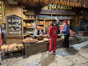 A Hưng Hồng Sa Pa（フンさんの柿店 / サパ）