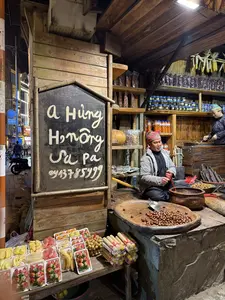 A Hùng H'mông Sa Pa 0913785999。（日本語訳）。ア・フン モン族 サパ 0913785999