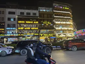 HÀ HÀNG Liên. DÊ NÚI - GÀ ĐỒI - THẮNG CỐ. CÁ HỒI - CÁ TẦM - LỢN BẢN. Liên Tín. 051 XUÂN VIÊN. Tinh Hoa Ẩm Thực Tây Bắc. LỢN BẢN THẮNG CỐ GÀ ĐỒI. CÁ HỒI CÁ TẦM RAU SAPA. Nhà Hàng SANG MÈO. Tinh Hoa Ẩm Thực Tây Bắc. 047B XUÂN VIÊN. 0888 68 1221. Sang Mèo. Nhà hàng Mèn Mén. GÀ ĐEN. LỢN BẢN. GÀ BẢN. THẮNG CỐ. CÁ TẦM. CÁ HỒI. Nhà hàng Mèn Mén. CÁC MÓN NGON TÂY BẮC. ĐC: 049 Xuân Viễn - Sa Pa. DT: 0580 08 06 66. HẠT DẺ THƯỢNG HẠNG. Mèn Mén. THANH SƠN. Nhà hàng THANH SƠN - ANH ĐỨC. CƠM LẨU - THẮNG CỐ - CÁ HỒI, TẦM - GÀ BẢN - RAU SA PA. ĐC: 047A XUÂN VIÊN. ĐT: 0914 605 658. ĐẠI LÝ CÁ HỒI - CÁ TẦM. BÁN BUÔN CÁ TƯƠI. 045 XUÂN VIÊN SAPA.。（日本語訳）。ハーハン・リエン。ヤギ肉 - 地鶏 - タンコー。サーモン - チョウザメ - 地豚。リエン・ティン。051 スアン・ヴィエン通り。西北地方の食文化の真髄。地豚 タンコー 地鶏。サーモン チョウザメ サパの野菜。サン・メオ レストラン。西北地方の食文化の真髄。047B スアン・ヴィエン通り。0888 68 1221。サン・メオ。メンメン レストラン。黒鶏。地豚。地鶏。タンコー。チョウザメ。サーモン。メンメン レストラン。西北地方の美味しい料理。住所：049 スアン・ヴィエン - サパ。電話：0580 08 06 66。最高級栗。メンメン。タインソン。タインソン - アン・ドゥック レストラン。鍋飯 - タンコー - サーモン、チョウザメ - 地鶏 - サパの野菜。住所：047A スアン・ヴィエン通り。電話：0914 605 658。サーモン・チョウザメ代理店。鮮魚卸売。045 スアン・ヴィエン通り サパ。