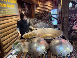 A QUỲNH。KHÁM PHÁ VIỆT。ĐC: 015 Thạch Sơn - Sa Pa。Web: nhahangsapa.com。ĐT: 02143871555 - 0912032430。GÀ ĐEN。CƠM LAM。CÁ HỒI NƯỚNG TÂY BẮC。NGỌN SU SU XÀO。（日本語訳）。アークイン。ベトナム発見。住所: 015 タックソン - サパ。ウェブサイト: nhahangsapa.com。電話: 02143871555 - 0912032430。黒鶏。竹筒ご飯。西北風サーモンのグリル。ハヤトウリの芽の炒め物