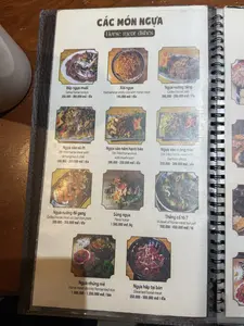 CÁC MÓN NGỰA。Bắp ngựa muối。350.000 - 380.000 vnđ / đĩa。Xôi ngựa。195.000 vnđ / đĩa。Ngựa nướng tảng。300.000 - 350.000 vnđ / đĩa。Ngựa xào sả ớt。300.000 - 350.000 vnđ / đĩa。Ngựa xào nấm hạnh bào。280.000 - 330.000 vnđ / đĩa。Ngựa xào măng mèo。250.000 - 300.000 vnđ / đĩa。Ngựa nướng đế gang。300.000 - 350.000 vnđ / đĩa。Súng ngựa。1.500.000 vnđ / kg。Thắng cố tô 7。350.000 - 450.000 vnđ / tô。Ngựa nhúng mẻ。1.000.000 - 1.200.000 vnđ / bàn。Ngựa hấp tại bàn。350.000 - 500.000 vnđ / đĩa。（日本語訳）。馬肉料理。馬すね肉の塩漬け。350,000 - 380,000 vnđ / 皿。馬肉おこわ。195,000 vnđ / 皿。馬肉の塊焼き。300,000 - 350,000 vnđ / 皿。馬肉のレモングラスと唐辛子炒め。300,000 - 350,000 vnđ / 皿。馬肉とエリンギの炒め物。280,000 - 330,000 vnđ / 皿。馬肉とタケノコの炒め物。250,000 - 300,000 vnđ / 皿。馬肉の鉄板焼き。300,000 - 350,000 vnđ / 皿。馬のペニス。1,500,000 vnđ / kg。タンコー 7番丼。350,000 - 450,000 vnđ / 丼。馬肉のメ（発酵米）しゃぶしゃぶ。1,000,000 - 1,200,000 vnđ / セット。馬肉のテーブル蒸し。350,000 - 500,000 vnđ / 皿