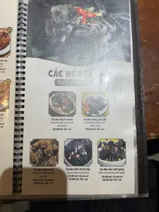 LOẠI NGON。ĐẶC BIỆT。mật ong。nửa con。1 con。LOẠI NGON。ĐẶC BIỆT。muối。nửa con。con。CÁC MÓN GÀ。Gà đen hấp lá chanh。650.000 vnđ / đĩa 1 con。Gà đen nướng tây bắc。650.000 vnđ / đĩa 1 con。Gà đen rang muối。350.000 vnđ / đĩa nửa con。690.000 vnđ / đĩa 1 con。Gà đen hầm thuốc bắc。370.000 vnđ / đĩa nửa con。720.000 vnđ / đĩa 1 con。Gà đen nấu canh gừng。350.000 vnđ / đĩa nửa con。690.000 vnđ / đĩa 1 con。（日本語訳）。美味しい種類。特別。蜂蜜。半羽。1羽。美味しい種類。特別。塩。半羽。羽。鶏料理。黒鶏のレモンリーフ蒸し。650,000ベトナムドン / 1羽一皿。黒鶏の西北風焼き。650,000ベトナムドン / 1羽一皿。黒鶏の塩炒め。350,000ベトナムドン / 半羽一皿。690,000ベトナムドン / 1羽一皿。黒鶏の漢方煮込み。370,000ベトナムドン / 半羽一皿。720,000ベトナムドン / 1羽一皿。黒鶏の生姜スープ。350,000ベトナムドン / 半羽一皿。690,000ベトナムドン / 1羽一皿