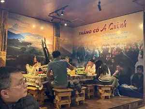 A 16。THẮNG CỐ A Quỳnh。Sa Pa hôm nay em mới thấy ...。Uống say đến nỗi rơi cả váy,。không say không về,。Say cũng không về nhé...。（日本語訳）。A 16。タンコー・ア・クイン。サパ、今日初めて見た…。酔ってドレスが落ちるほど飲む、。酔わなければ帰らない、。酔っても帰らないからね…。