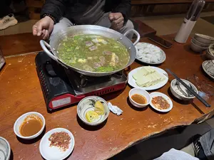 Tên hàng hóa: Bếp gas Mini Namilux PL2021PF。Công suất tối đa: 2.6 kW (2200 kcal/h)。Sử dụng gas: Lon gas Butan。Công năng an toàn: Van ngắt gas an toàn 2 CẤP (2S)。Trọng lượng bếp: ~ 1.3 kg。Kích thước bếp: 99 x 334 x 260 mm (DxRxC)。Sản xuất tại: CTY Cổ Phần Thiết Bị Nhà Bếp VỊ NAM。Lô II-28, đường CN1, KCN Tân Bình, Q. Tân Phú, TP.HCM。Thắng cố。（日本語訳）。商品名：Namilux ミニガスコンロ PL2021PF。最大出力：2.6 kW (2200 kcal/h)。使用ガス：ブタンガスカートリッジ。安全機能：2段階安全ガス遮断弁 (2S)。コンロの重量：約 1.3 kg。コンロのサイズ：99 x 334 x 260 mm (長さx幅x高さ)。製造元：VI NAMキッチン設備株式会社。ホーチミン市タンフー区タンビン工業団地CN1通りII-28区画。タンコー