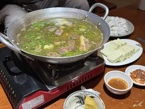 Tên hàng hóa : Bếp gas Mini Namilux PL2021PF。Sử dụng gas : Lon gas Mini NaMilux。Công suất tối đa: 2.6 kW (2200 kcal/h)。Tính năng an toàn: Van ngắt gas an toàn 2 CẤP (2S)。Trọng lượng bếp : 1.3 kg。Kích thước bếp: 98 x 334 x 280 mm (CxDxR)。Sản xuất tại: CTY Cổ Phần Thiết Bị Nhà Bếp VI NA。Lô A3, Đường CN1, KCN Tân Bình, Q. Tân Phú, Tp.HCM。（日本語訳）。商品名：ミニガスコンロ Namilux PL2021PF。使用ガス：NaMiluxミニカセットガス。最大出力：2.6 kW (2200 kcal/h)。安全機能：2段階安全ガス遮断バルブ (2S)。コンロ重量：1.3 kg。コンロサイズ：98 x 334 x 280 mm (高さx長さx幅)。製造元：VI NA厨房機器株式会社。ホーチミン市タンフー区タンビン工業団地CN1通りA3区画