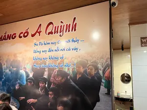 THẮNG CỐ A Quỳnh。Sa Pa hôm nay Em mới thấy ...。Uống say đến nỗi rơi cả váy,。không say không về,。Say cũng không về nhé...。（日本語訳）。ア・クインのタンコー。今日のサパで、初めて分かった…。スカートが落ちるほど酔っぱらい、。酔わなければ帰らない、。酔っても帰らないからね…。