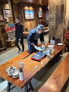 Sự hài lòng của quý khách là động lực để chúng tôi nỗ lực hơn mỗi ngày。Chúc may mắn lần sau。Thắng cố giá 600k Lẩu gà đen giá 600k Lẩu cá tầm giá 650k Lẩu cá hồi giá 650k Thêm 1 đĩa thịt Voucher giảm giá 10% Chúc may mắn Thắng cố A Quỳnh BIA HÀ NỘI A 08 A 09 A 02 A 03。（日本語訳）。お客様のご満足は、私たちが日々より一層努力するための原動力です。次回は幸運を。タンコ― 600k。黒鶏鍋 600k。チョウザメ鍋 650k。サーモン鍋 650k。肉一皿追加。10%割引クーポン。幸運を。タンコ―・ア・クイン。ハノイビール。A 08 A 09 A 02 A 03