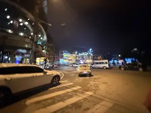 Hot Pot Center。NHÀ HÀNG CHẢ CÁ LÃ VỌNG。（日本語訳）。ホットポットセンター。チャーカー・ラボン レストラン