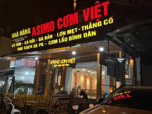 NHÀ HÀNG ASIMO CƠM VIỆT. ĐC: 024 NGŨ CHỈ SƠN - SA PA. ĐT:0944 944 388. CÁ TẤM - CÁ HỒI - GÀ BẢN - LỢN MẸT - THẮNG CỐ. RAU SẠCH SA PA - CƠM LẨU BÌNH DÂN. ASIMO CƠM VIỆT 024 Ngũ Chỉ Sơn. CLB XE 16 VIỆT NAM. LẨU CÁ TẤM. CƠM LAM - THẮNG CỐ.。（日本語訳）。アシモ・ベトナムご飯レストラン。住所：024 グーチーソン - サパ。電話：0944 944 388。カ・タム（魚） - サーモン - 地鶏 - 豚肉の盛り合わせ（メット） - タンコー。サパ産クリーン野菜 - 大衆的なご飯と鍋。アシモ・ベトナムご飯 024 グーチーソン。ベトナム16人乗り自動車クラブ。カ・タム魚の鍋。コムラム（竹筒ご飯） - タンコー。