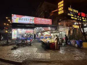 BIA VIỆT. LỰC XÔI QUÁN. LẨU CÁC LOẠI - ĐỒ NƯỚNG TỰ CHỌN - GÀ NƯỚNG. CƠM LAM - THẮNG CỐ - CHÁO ĐÊM. Đ/C: 024 NGŨ CHỈ SƠN - TX. SAPA - THÀNH PHỐ LÀO CAI - Đ/T: 0838 687 159. ASIMO CƠM VIỆT 024 NGŨ CHỈ SƠN. NHÀ HÀNG A'SIMO. CÁ TẦM - CÁ HỒI - LỢN BẢN - LẨU. RAU SẠCH SAPA - CƠM LAM. ĐỒ NƯỚNG TỰ CHỌN. THẮNG CỐ - ĂN ĐÊM. CHÚC QUÝ KHÁCH NGON MIỆNG。WC.。（日本語訳）。ビア・ヴィエット。ルック・ソイ・クアン。各種鍋 - 自分で選べる焼き物 - 鶏の炭火焼き。コムラム（竹筒ご飯） - タンコー - 夜のお粥。住所：024 グーチーソン - サパ町 - ラオカイ市 - 電話：0838 687 159。ASIMO ベトナム料理 024 グーチーソン。A'SIMOレストラン。チョウザメ - サーモン - 地元の豚 - 鍋。サパの無農薬野菜 - コムラム（竹筒ご飯）。自分で選べる焼き物。タンコー - 夜食。お客様、どうぞ美味しく召し上がってください。トイレ。