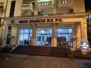 NHÀ KHÁCH SA PA。AGRIBANK。CÒN PHÒNG NGHỈ。ĐT: 02143 873 199。DĐ: 033 638 1839。（日本語訳）。サパ・ゲストハウス。アグリバンク。空室あり。電話: 02143 873 199。携帯: 033 638 1839