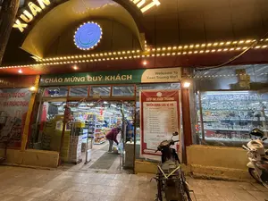 XUÂN XUAN TRUONG CHÀO MỪNG QUÝ KHÁCH TRUYỆN - ĐỒ CHƠI - VĂN PHÒNG PHẨM Biti's SIÊU THỊ XUÂN TRƯỜNG TUYỂN DỤNG CÁC VỊ TRÍ STT VỊ TRÍ TUYỂN DỤNG SỐ LƯỢNG 1 Nhân viên thị trường người 2 Nhân viên lái xe người 3 Nhân viên kế toán người 4 Nhân viên bảo vệ người 5 Nhân viên thu ngân người 6 Nhân viên quầy hàng người 7 Nhân viên kỹ thuật người 8 Nhân viên sản xuất người 9 Nhân viên chở hàng người 10 Nhân viên vị trí khác người 11 Nhân viên khu dịch vụ (Gym, bơi...) người YÊU CẦU NAM tuổi từ 18 - 40, nhanh nhẹn, nhiệt tình, trung thực Ưu tiên: Đã có kinh nghiệm bán hàng THU Lương cứng + Thưởng Liên hệ: 033 456 Nhận hồ sơ Lê Hiến, Số 01 Vui lòng mang XIN CHÀO MỪNG CÁC BẠN ỨNG HANOI GIÓ MỚI KEO 20L。（日本語訳）。スアン・スアン・チュオン お客様を歓迎いたします 漫画 - おもちゃ - 文房具 Biti's スアン・チュオン スーパーマーケット 募集ポジション 番号 募集ポジション 人数 1 市場スタッフ 名 2 運転手 名 3 会計スタッフ 名 4 警備員 名 5 レジ係 名 6 売場スタッフ 名 7 技術スタッフ 名 8 生産スタッフ 名 9 配送スタッフ 名 10 その他のポジションのスタッフ 名 11 サービスエリアスタッフ（ジム、水泳など） 名 要件 男性 18～40歳、快活、熱心、誠実 優遇：販売経験者 給与 基本給 + 賞与 連絡先：033 456 履歴書受付 レ・ヒエン、01番地 ご持参ください 応募者の皆様を歓迎します ハノイ 新しい風 接着剤 20L