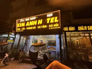 HOA DAO。NHÀ HÀNG - KHÁCH SẠN。KIM ANH。CƠM - LẨU - THẮNG CỐ - CÁ TẦM - CÁ HỒI。52 NGŨ CHỈ SƠN, SAPA。0916 209 628。NHÀ HÀNG KHÁCH SẠN。THUỐC TÂY。ĐT: 0971 705 497。052。HỘI XE。（日本語訳）。ホアダオ。レストラン - ホテル。キムアン。ご飯 - 鍋 - タンコー - チョウザメ - サーモン。サパ、グーチーソン通り52番地。0916 209 628。レストラン ホテル。西洋薬。電話: 0971 705 497。052。車両会