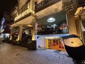 ARENGO HOTEL。CHIỀU CAO HẠN CHẾ 1.8 M。MASSAGE - XÔNG HƠI - TẮM LÁ THUỐC。ARENGO MASSAGE XÔNG HƠI TẮM LÁ THUỐC。（日本語訳）。アレンゴホテル。高さ制限1.8M。マッサージ - サウナ - 薬草風呂。アレンゴ マッサージ サウナ 薬草風呂