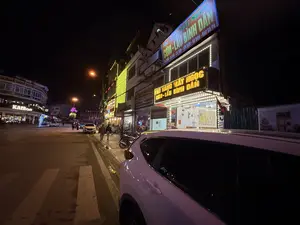 Nhà hàng Mật Ngọt。CƠM - LẨU BÌNH DÂN。CÁ SUỐI - CÁ HỒI - CÁ TẦM - LỢN BẢN - GÀ BẢN - RAU SA PA。NHÀ HÀNG MẬT NGỌC。CƠM - LẨU BÌNH DÂN。KAFA Café。BAO NAM STORE。HẸN GẶP LẠI QUÝ KHÁCH。（日本語訳）。Mật Ngọt レストラン。大衆食堂 - 鍋。渓流魚 - サーモン - チョウザメ - 地元の豚 - 地元の鶏 - サパの野菜。MẬT NGỌC レストラン。大衆食堂 - 鍋。KAFAカフェ。BAO NAM STORE。またのお越しをお待ちしております